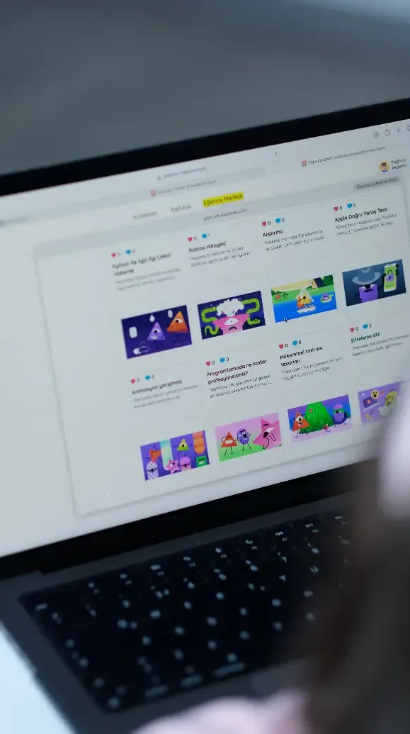 Scratch karakter tasarımı yapan öğrenci