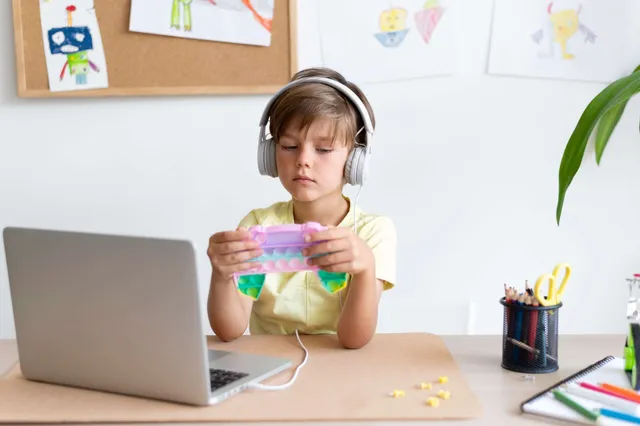 Scratch ile animasyon projesi yapan çocuk