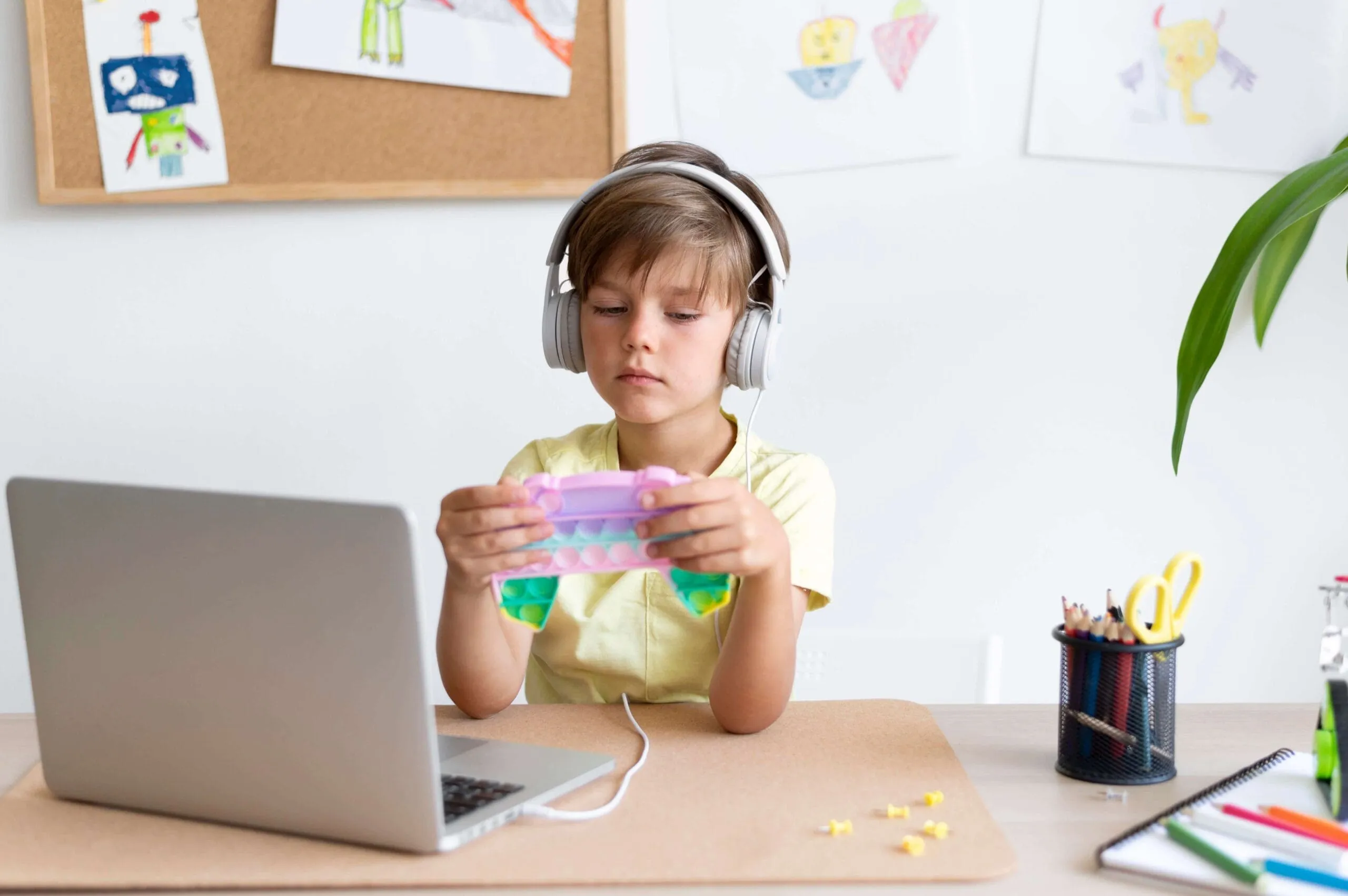 Scratch ile animasyon projesi yapan çocuk