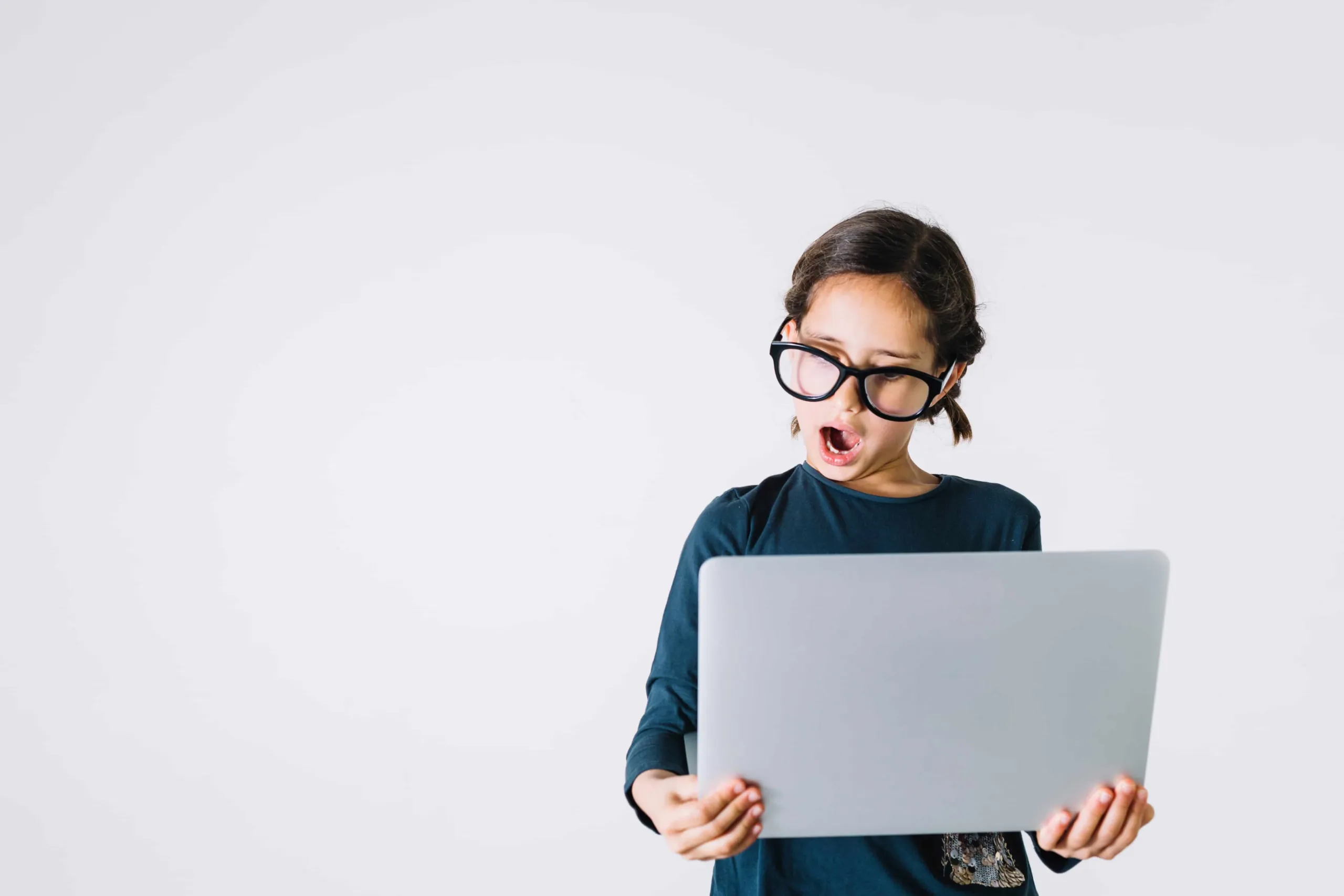 Bilgisayar başında online yazılım dersi alan çocuk